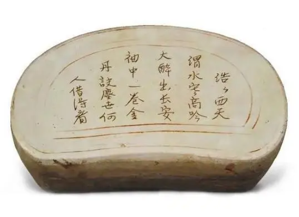 宋白釉刻诗文瓷枕.jpg